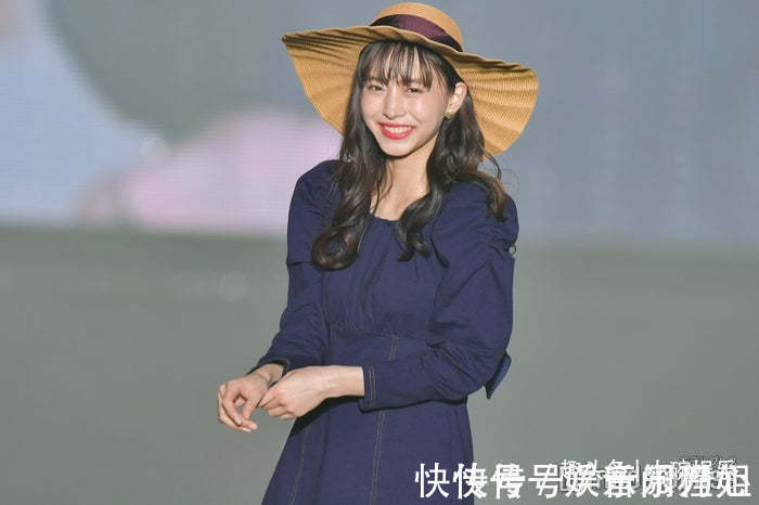 渡边美 日本关西时装周,渡边美优纪,以风格突出的针织连衣裙搭配出席