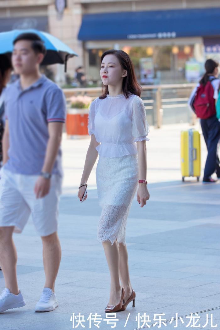 轻松展现出|半身裙的混搭,多出了几分温婉的气韵,展现出清新不失优雅的美感