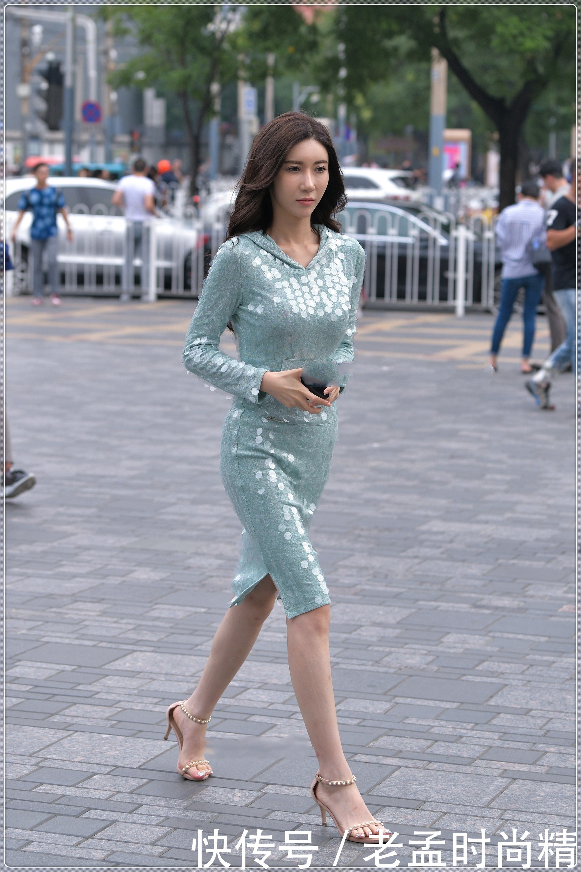 街拍美女: 淡青色亮片裙, 时尚优雅, 尽显成熟女人气质