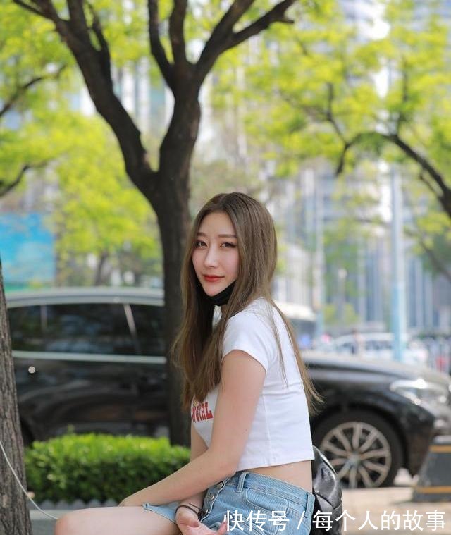 t恤 日常穿搭,气质女生更喜欢修身短款T恤,穿出自己想要的美!