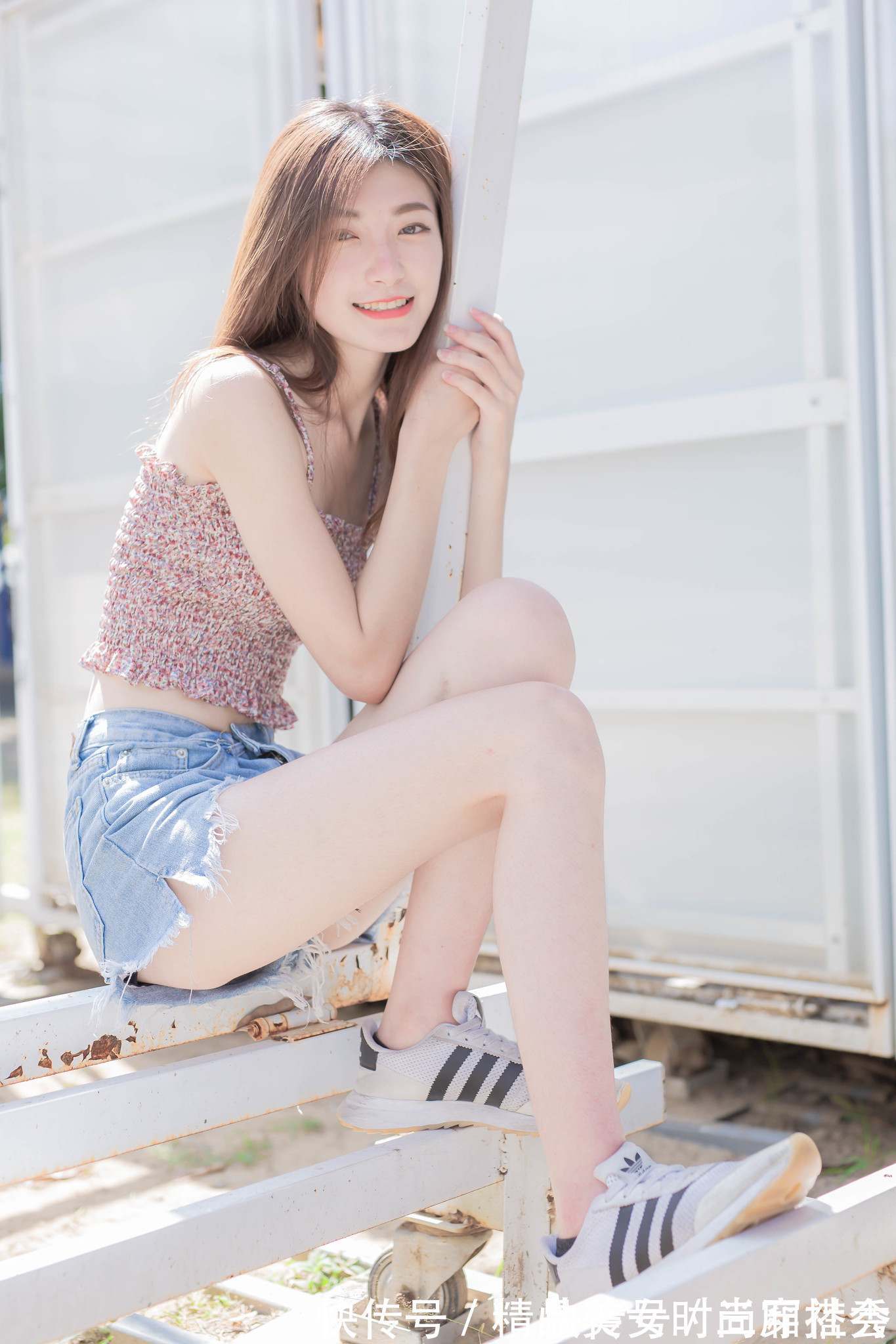 穿搭|碎花的吊带背心清新又时尚,搭配一条高腰牛仔短裤,休闲范十足