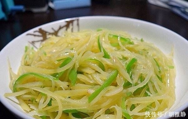 炒土豆丝的时候,不要直接下锅!加上这个步骤,又香又脆