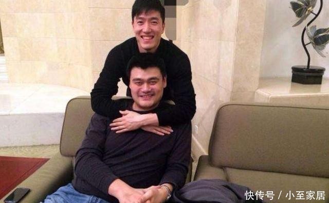 别墅|走进姚明在美国的豪宅,全家都是雕花实木家具,骨子里是很传统的