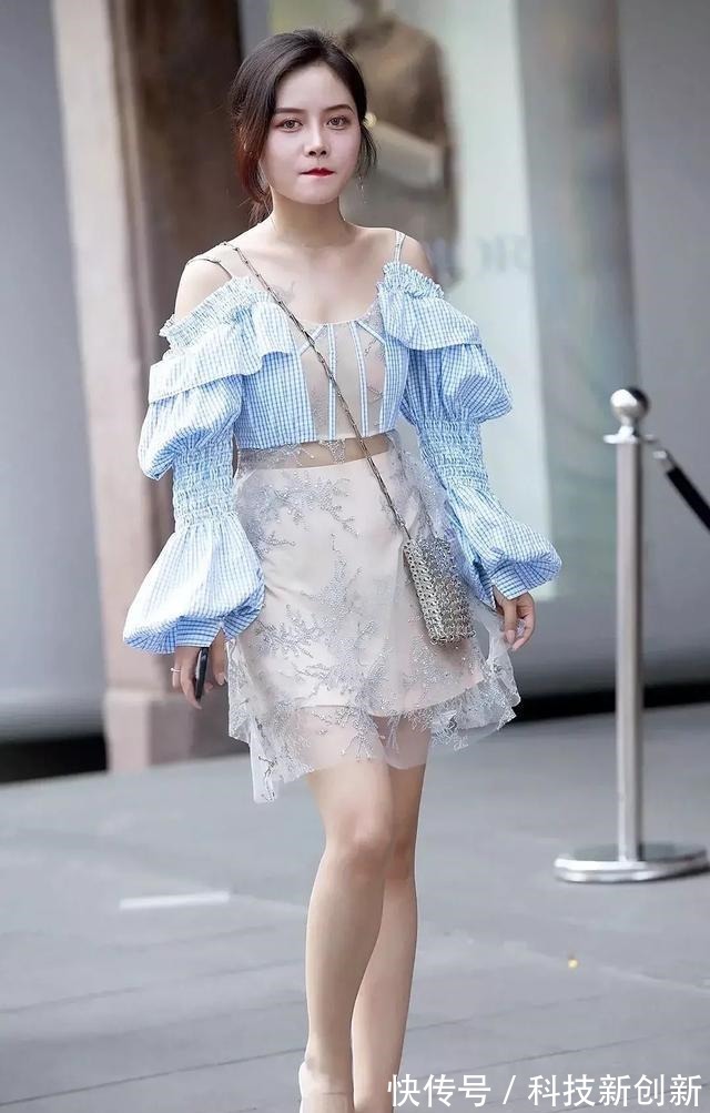 泡泡袖 时尚的泡泡袖，色调简单，线条流畅，条纹的设计自然又显清纯可爱！