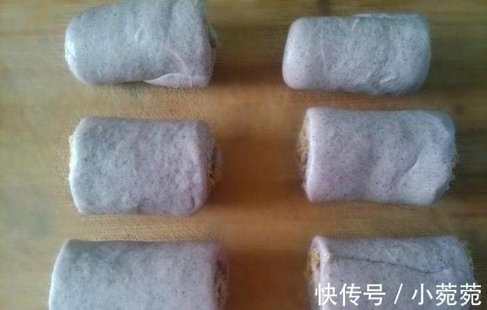 玉米油|做了7年面包,第一次做“黑面包”,女儿一口气吃了两个,真好吃
