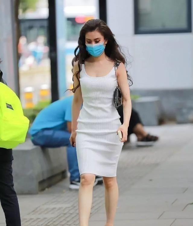 粗糙 丰腴凹凸的连衣裙美女，让着装造型远离廉价感，超级吸睛