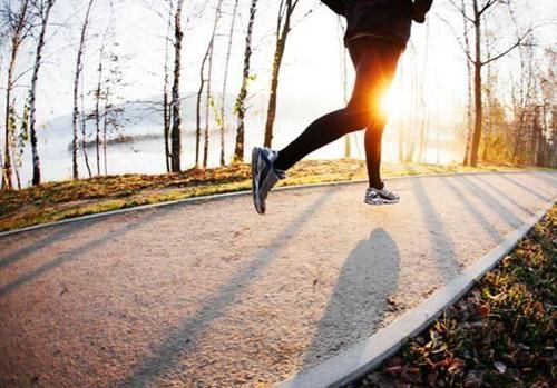 体质|老年人走路,若没有这3种现象,说明你的体质不错