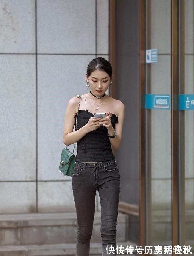 莫兰迪 深蓝色弹力长袖搭浅蓝色打底裤,色调自然吸睛,舒适而不失美感!