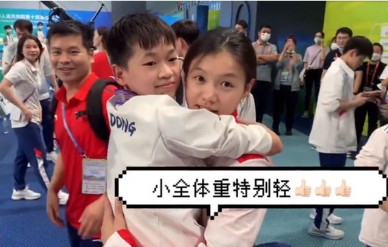 |陈艾森透露全红婵搞笑日常,师兄:还是小孩子,大家都喜欢宠她