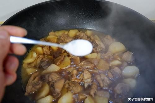  鸡肉|鸡肉吃起来的口感也非常的软嫩，把它和山药搭配在一起，分享炖鸡小技巧
