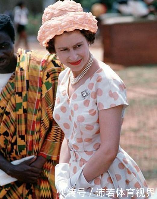 一条项链戴了76年,94岁英女王为你示范,珍珠项链这样戴才最优雅