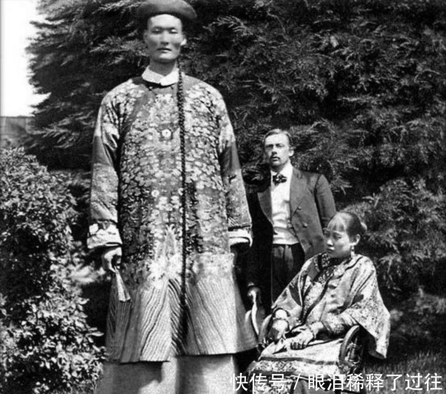 乞丐|晚清罕见照片,图二叼着烟的女子在算命,图四的乞丐在摆谱