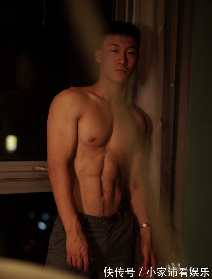 毕业|大学四年练就满身肌肉,毕业即巅峰,一口气拍了十套写真!