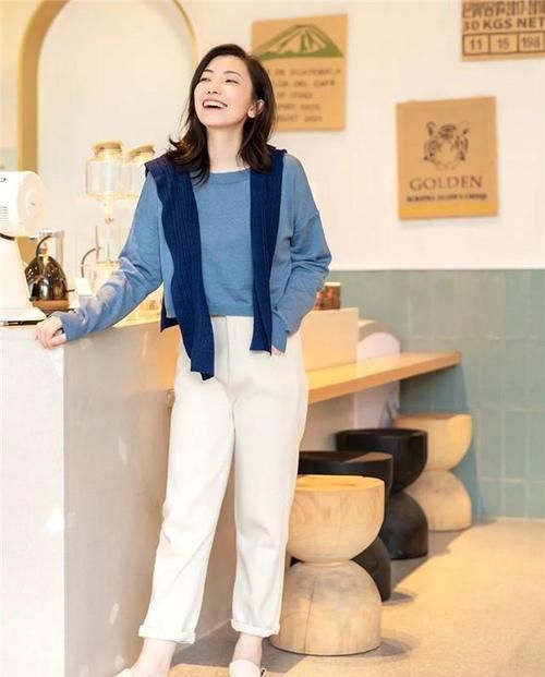 最近火了一种裤子，它叫“香烟裤”，搭配大衣，连气质都变高级了