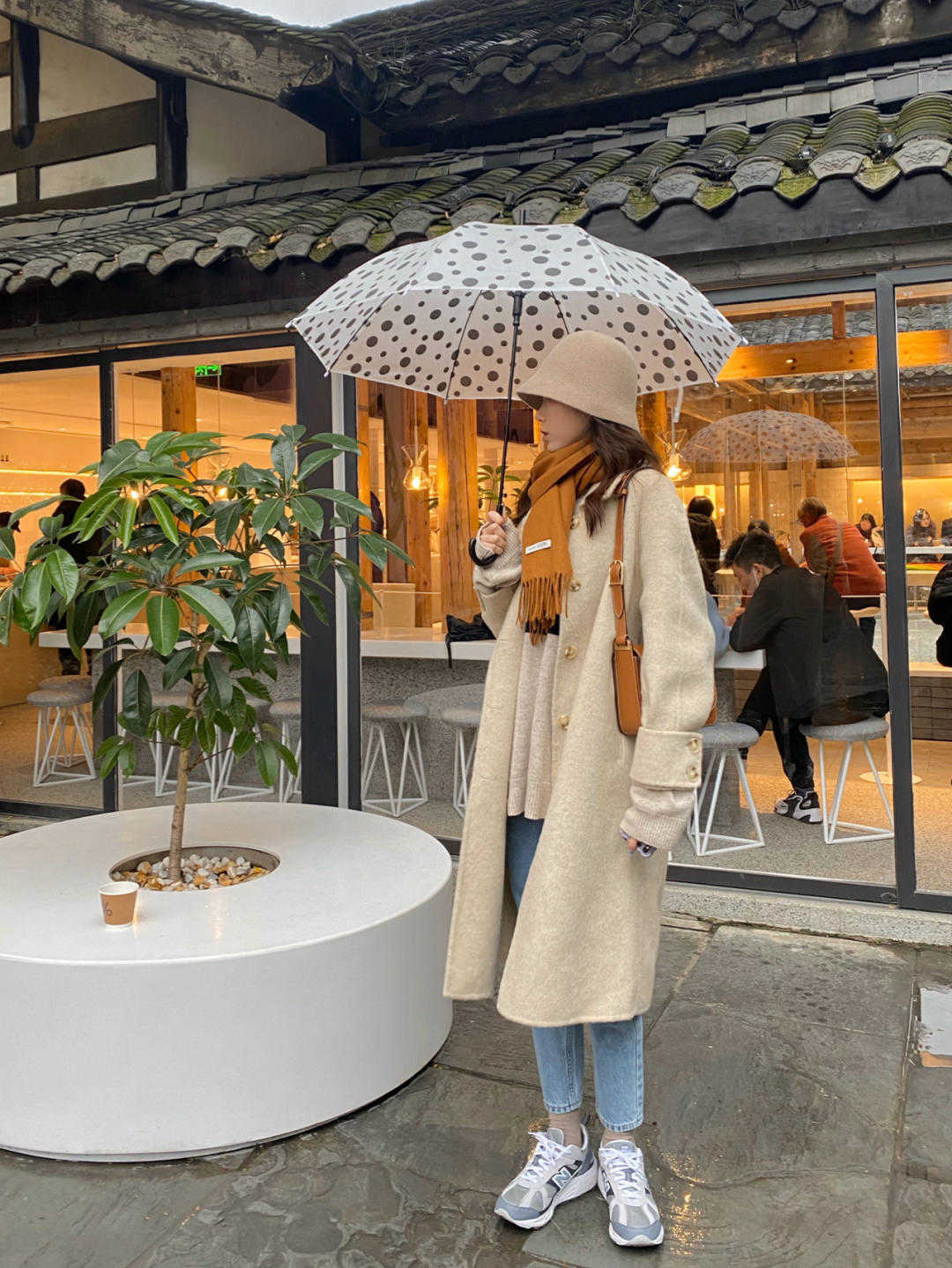 女生|秋季,小个子女生怎么穿搭?大衣搭配牛仔裤显高显瘦,高级又时髦