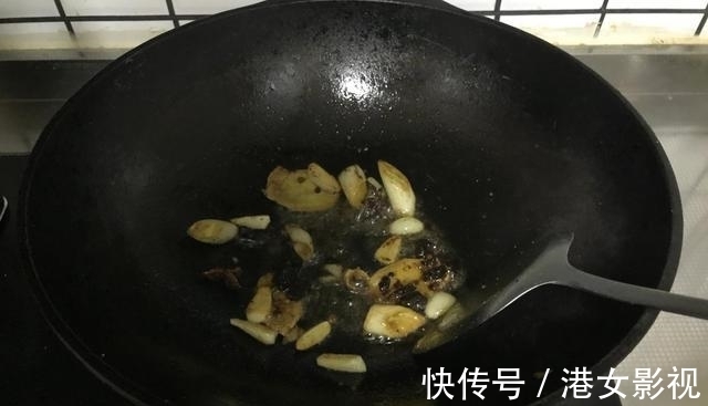 秋天,吃猪羊肉,不如多吃这鱼,肉多刺少又营养,酱烧一锅真鲜美