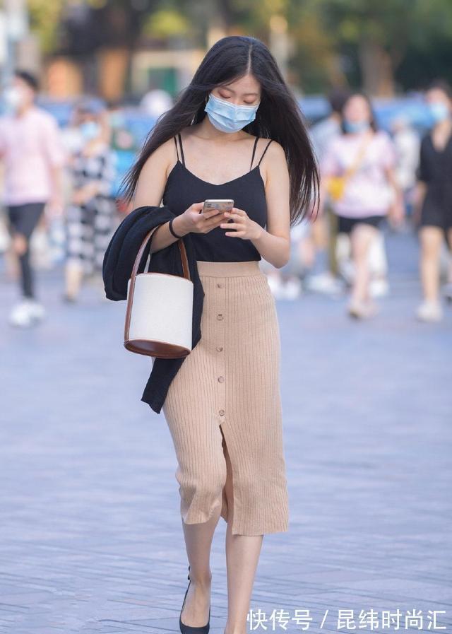 诱人 美女脚上搭配上一双高跟凉鞋,优雅的绑带在脚面上显得更加的优雅