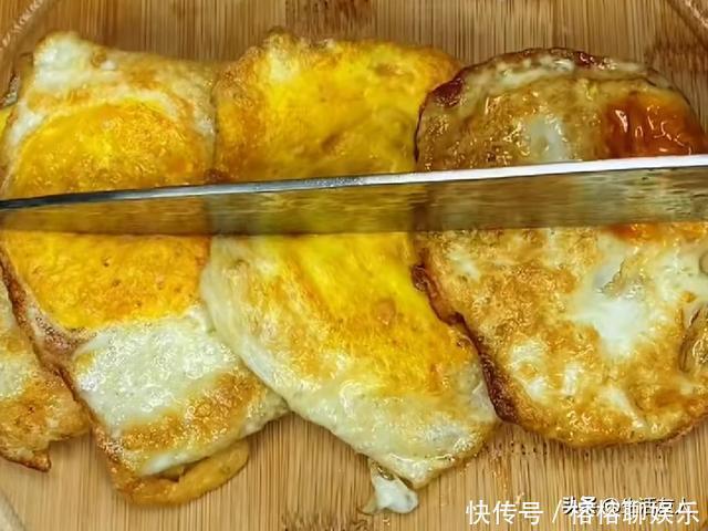 切成|现在才知道,鸡蛋还可以这么做,做法很简单,一上桌都抢着吃