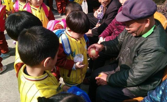 孩子|孩子不小心刮蹭私家车,留下一张纸条,网友:最高级别的“炫富”