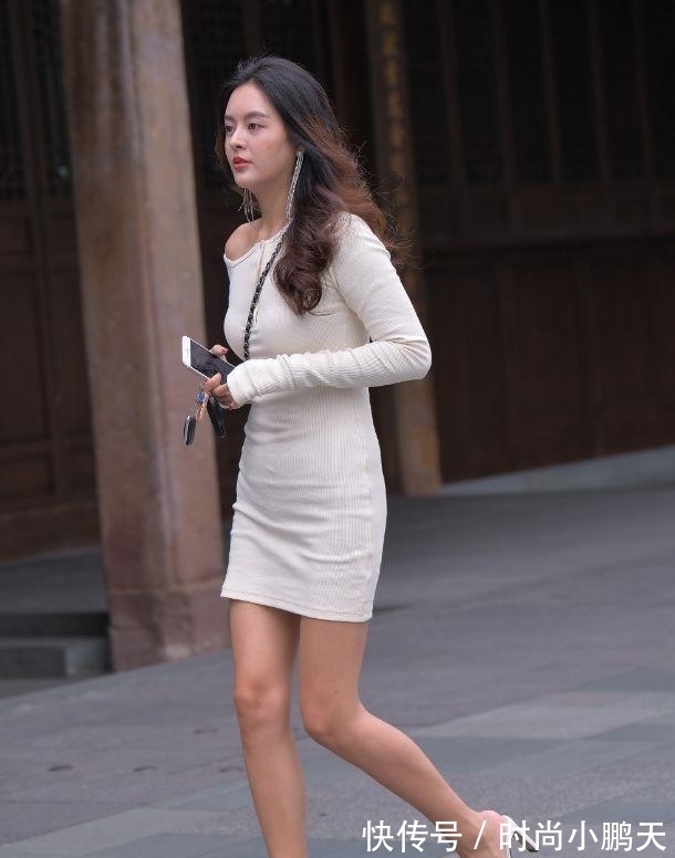 针织连衣裙|秋天的简约风穿搭,选一条纯白色针织连衣裙搭配,优雅大方显气质