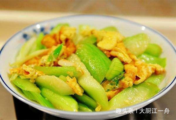 炒丝瓜时,很多人第一步就做错了,难怪炒的丝瓜发黑没食欲