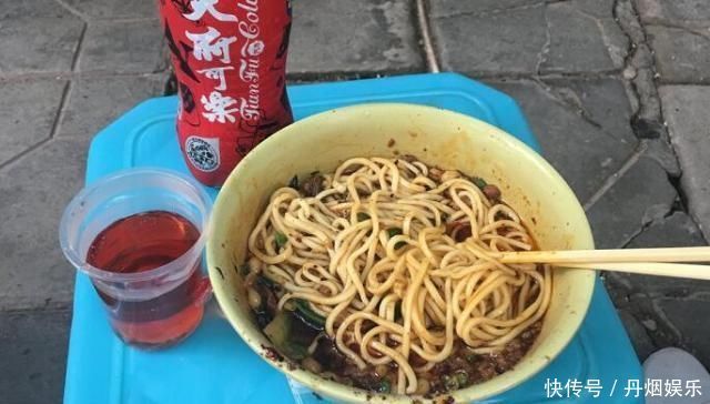 老夫妻开面馆地方小，客人排队坐路边趴凳子吃面，一早上卖四百碗