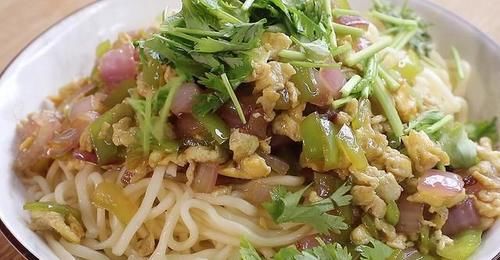 吃肉|1个洋葱，1把面条，教你简单一做，出锅比吃肉还香，太解馋了