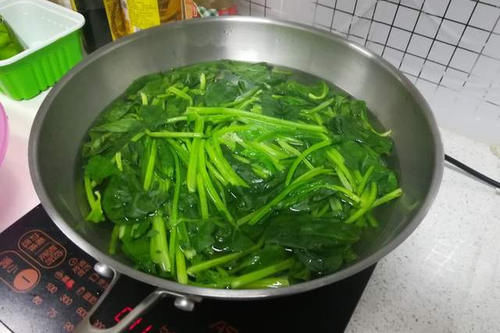 窍门|炒绿叶菜，直接下锅可不行，记住2个窍门，出锅翠绿入味不出水