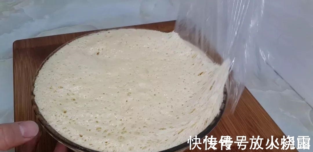 保鲜膜|面粉这样做才好吃, 不用烤箱, 不用黄油, 也能做出拉丝面包, 超香