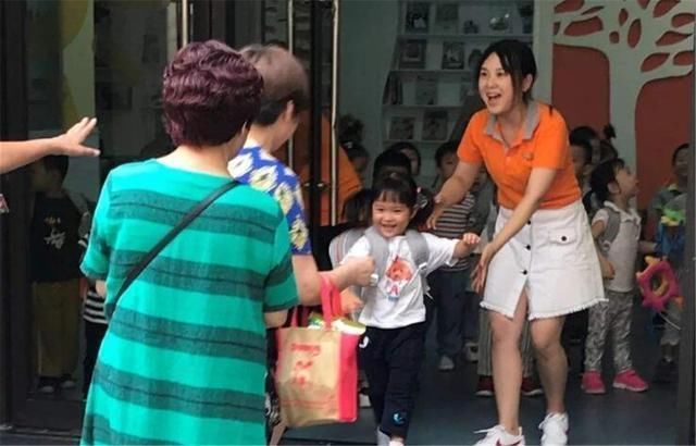 小婉|妈妈穿睡衣接孩子放学,孩子拒绝也不悔改,怒道我有穿衣自由