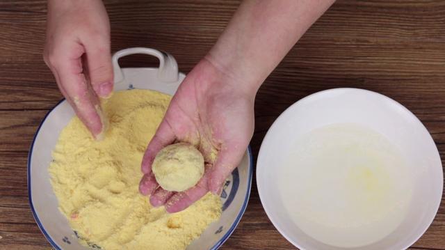 不用和面就能吃上菜团子,玉米面上滚一滚就下锅,皮薄馅多味道好