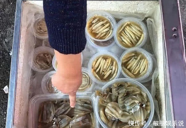 大妈|大妈推车卖“红火”小吃,6元一碗不涨价,顾客买完不敢下口!