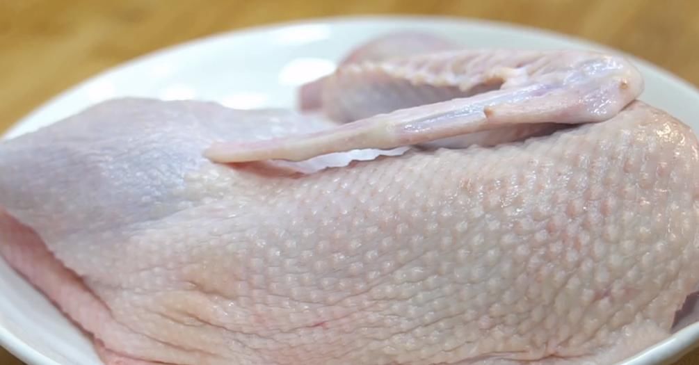 酸梅鸭真的太好吃了,用料简单,做法方便,鸭肉酸甜嫩滑特别入味