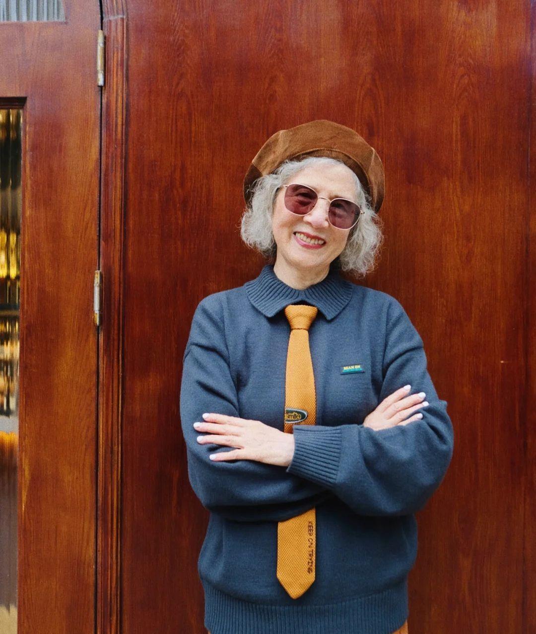 奶奶|谁说头发花白就老了?这位大龄奶奶靠色彩搭配成赢家,状态像少女