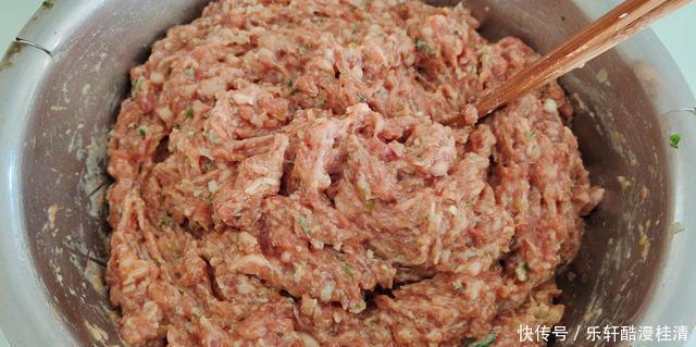 正月初五财神到,这个馅“发财”饺子得吃,寓意财运久久,福气到