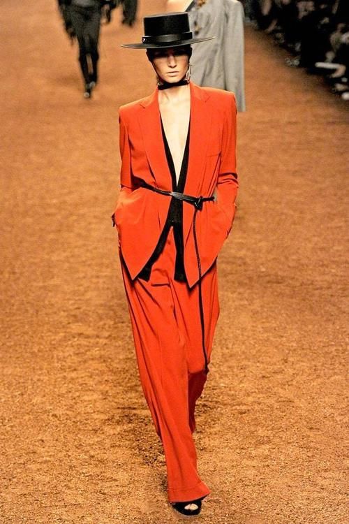 春季潮流抢先看，T台的这些时尚美搭，学起来绝对惹眼球！