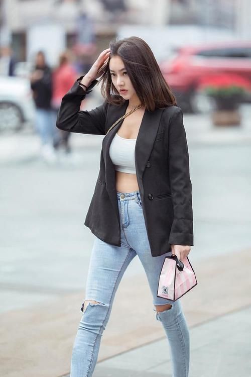 紧身牛仔裤 黑色西装+背心搭配紧身牛仔裤,时尚有个性,穿出少妇的性感气质