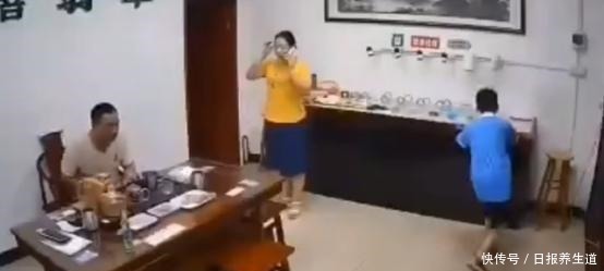 摔碎|熊孩子尬舞摔碎一桌子翡翠,需要赔偿多少钱说出来你可能不信