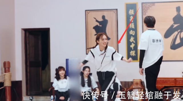 跑男|baby台上摔倒，跑男兄弟都在大笑，只有阚清子反应让人揪心！