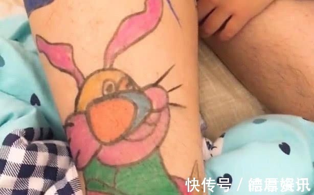天才画家|“天才画家宝宝”为奶爸人体彩绘走红,一觉醒来大腿成了无价之宝