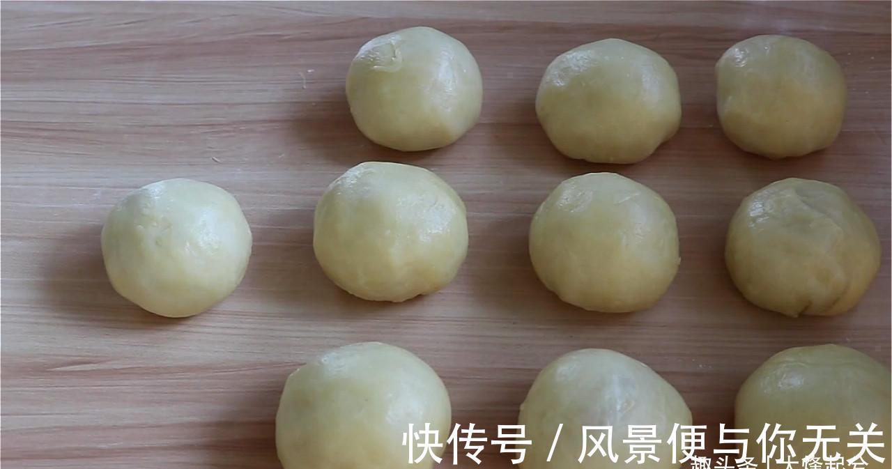 8块一个的蛋黄酥,在家自制低成本,一口酥掉渣,比外面卖得好吃