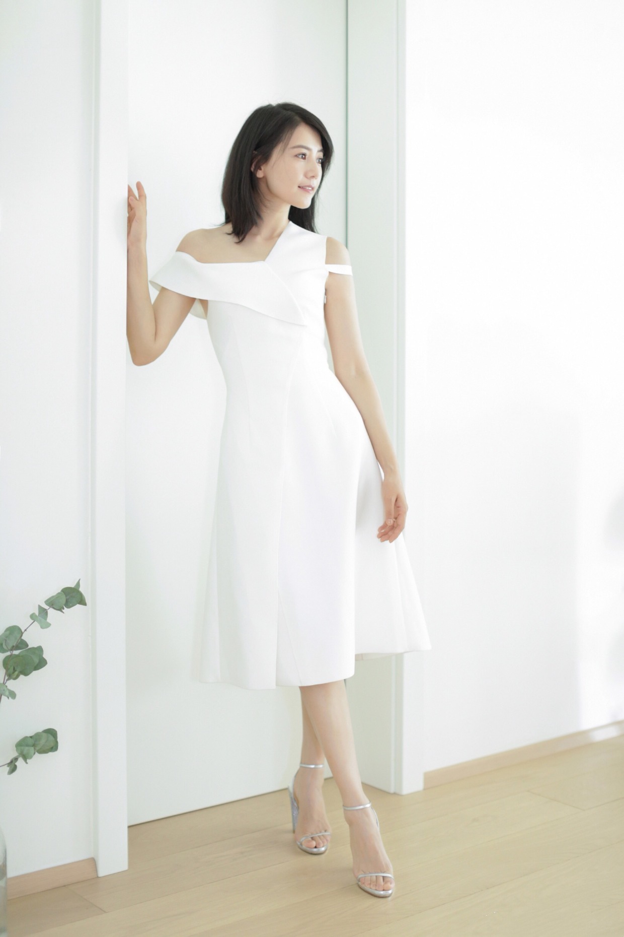 小姐姐|章泽天才是“商圈”气质女神,穿一袭无袖白色的连衣裙,干练洋气