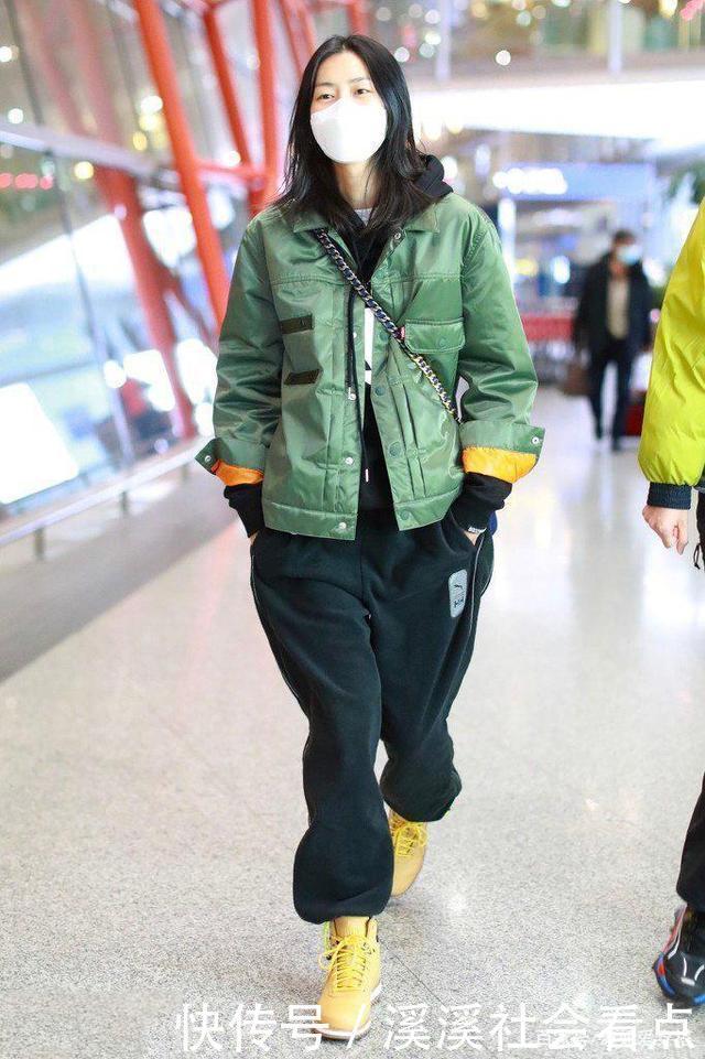 刘雯又把卫衣穿火了，这么搭配保暖舒适又时髦，特适合秋冬季