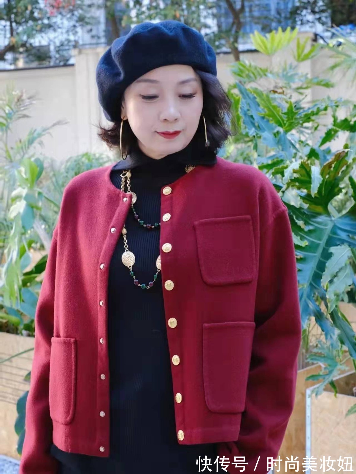 大衣 女人无论年龄多大,穿衣都要高级洋气,50岁比年轻人还会穿