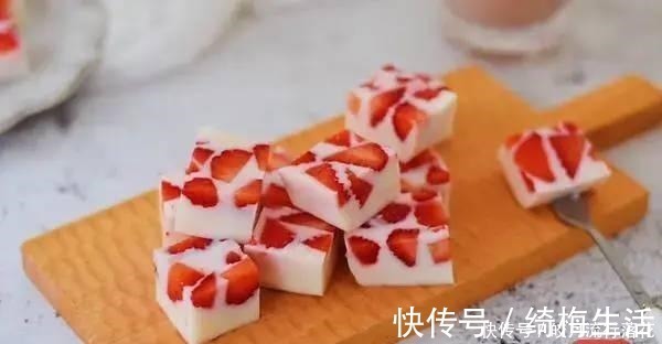 草莓丁|酸奶草莓冻这样做!简单4步不蒸不烤,一个奶锅就能做!