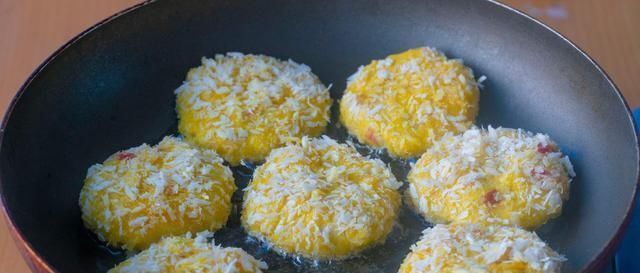 糯米粉里加2个苹果,居然这么好吃,酸甜可口,每次上桌就抢光