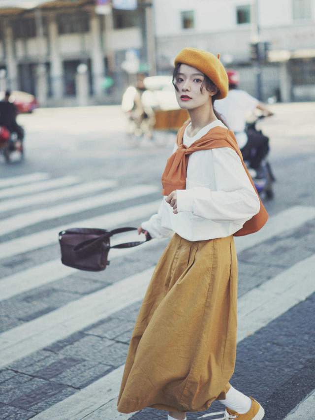 穿搭|今年秋天流行这样穿,看完你就学会了,T恤叠穿也可以那么美