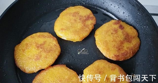 我家南瓜饼从来不用糯米粉，用它做一锅，不用油炸，连吃半月不坏！