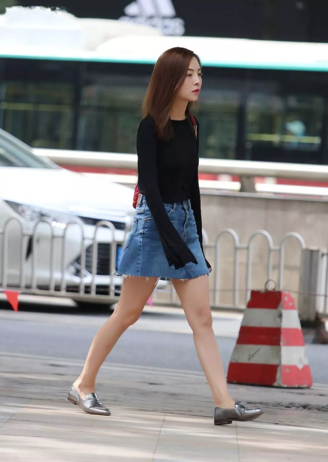 紧身牛仔裤搭配一字肩T恤，展现冰雪聪明的气质