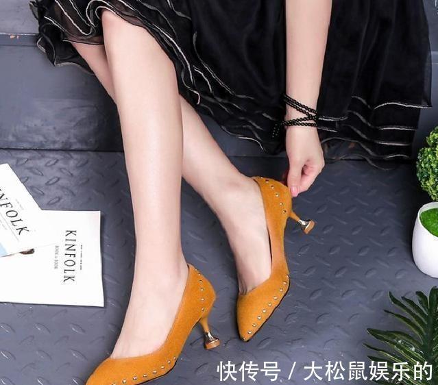 中空珍珠凉鞋女 女生别只会穿平底鞋,现在更流行穿“猫跟鞋”,显气质还不累脚